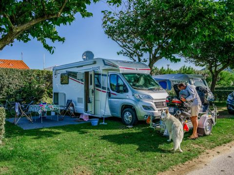 Emplacement - Emplacement : camping car + électricité + eau