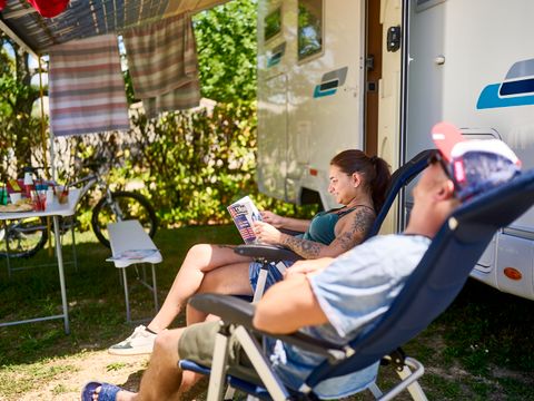 Emplacement - Emplacement : camping car + électricité + eau