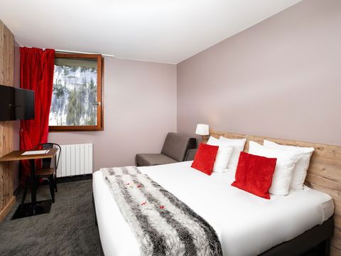 Chambre 2 personnes - Chambre double fauteuil lit supérieure. (Séjour + Petit-déjeuner)