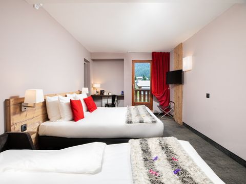 Chambre 4 personnes - Chambre quadruple supérieure (Séjour + Petit-déjeuner)