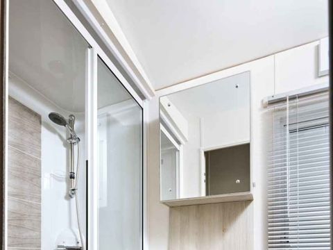 MOBILHOME 6 personnes - Chalet Large 3 chambres avec terrasse (6 pers) MOBILHOME 6 personnes - Chalet Large 3 chambres avec terrasse (6 pers)