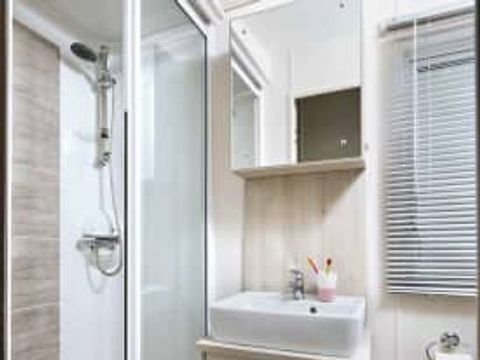 MOBILHOME 6 personnes - Chalet Large 3 chambres avec terrasse (6 pers) MOBILHOME 6 personnes - Chalet Large 3 chambres avec terrasse (6 pers)