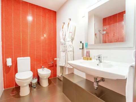 CHAMBRE 3 personnes - CHAMBRE DOUBLE + LIT D'APPOINT - 2 ADULTES + 1 ENFANT (MOINS DE 12 ANS)
