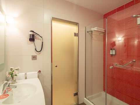CHAMBRE 3 personnes - CHAMBRE DOUBLE + LIT D'APPOINT - 2 ADULTES + 1 ENFANT (MOINS DE 12 ANS)