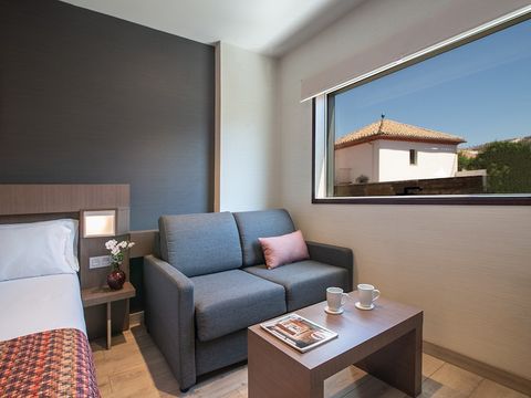 CHAMBRE 3 personnes - CHAMBRE DOUBLE + LIT D'APPOINT - 2 ADULTES + 1 ENFANT (MOINS DE 12 ANS)