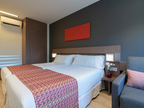 CHAMBRE 3 personnes - CHAMBRE DOUBLE + LIT D'APPOINT - 2 ADULTES + 1 ENFANT (MOINS DE 12 ANS)