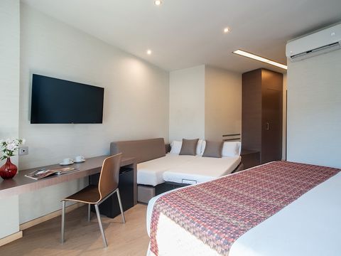 CHAMBRE 4 personnes - CHAMBRE FAMILIALE - 2 ADULTES + 2 ENFANTS (MOINS DE 12 ANS)