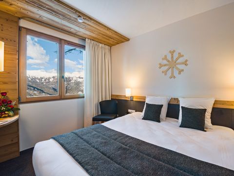 CHAMBRE 4 personnes - Chambre Familiale Supérieure - Vue Montagn (Séjour + Petit-déjeuner)
