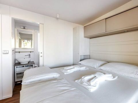 BUNGALOW 6 personnes - Mobil-home | Comfort | 2 Ch. | 4/6 Pers. | Terrasse surélevée | 2 SDB | Clim. | TV BUNGALOW 6 personnes - Mobil-home | Comfort | 2 Ch. | 4/6 Pers. | Terrasse surélevée | 2 SDB | Clim. | TV