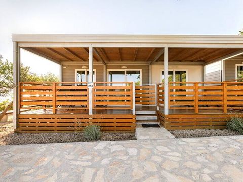 BUNGALOW 6 personnes - Mobil-home | Comfort | 2 Ch. | 4/6 Pers. | Terrasse surélevée | 2 SDB | Clim. | TV BUNGALOW 6 personnes - Mobil-home | Comfort | 2 Ch. | 4/6 Pers. | Terrasse surélevée | 2 SDB | Clim. | TV