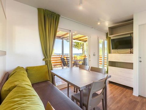 BUNGALOW 6 personnes - Mobil-home | Comfort | 2 Ch. | 4/6 Pers. | Terrasse surélevée | 2 SDB | Clim. | TV BUNGALOW 6 personnes - Mobil-home | Comfort | 2 Ch. | 4/6 Pers. | Terrasse surélevée | 2 SDB | Clim. | TV