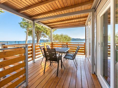 BUNGALOW 4 personnes - Mobil-home | Comfort | 2 Ch. | 4 Pers. | Terrasse surélevée | 2 SDB | Clim. | TV BUNGALOW 4 personnes - Mobil-home | Comfort | 2 Ch. | 4 Pers. | Terrasse surélevée | 2 SDB | Clim. | TV