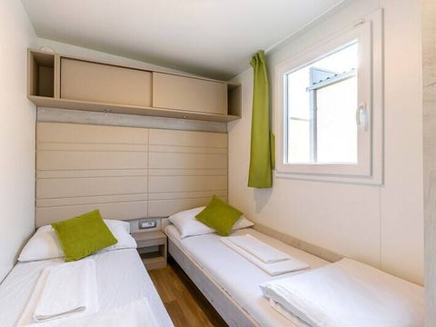 BUNGALOW 4 personnes - Mobil-home | Comfort | 2 Ch. | 4 Pers. | Terrasse surélevée | 2 SDB | Clim. | TV BUNGALOW 4 personnes - Mobil-home | Comfort | 2 Ch. | 4 Pers. | Terrasse surélevée | 2 SDB | Clim. | TV