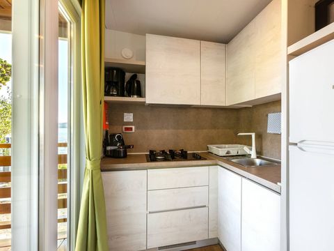 BUNGALOW 4 personnes - Mobil-home | Comfort | 2 Ch. | 4 Pers. | Terrasse surélevée | 2 SDB | Clim. | TV BUNGALOW 4 personnes - Mobil-home | Comfort | 2 Ch. | 4 Pers. | Terrasse surélevée | 2 SDB | Clim. | TV