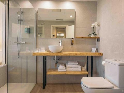 CHAMBRE 3 personnes - Double + lit supplementaire - Balcon - Vue Canal