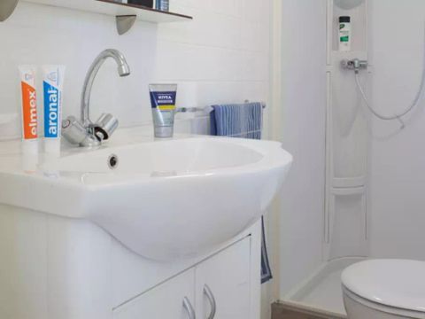 BUNGALOW 6 personnes - Mobil-home | Classic | 2 Ch. | 4/6 Pers. | Terrasse surélevée | 1 SDB | Clim.