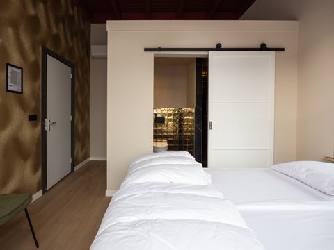 MAISON 36 personnes - Bâtiment principal 20 personnes + 4 grandes serres