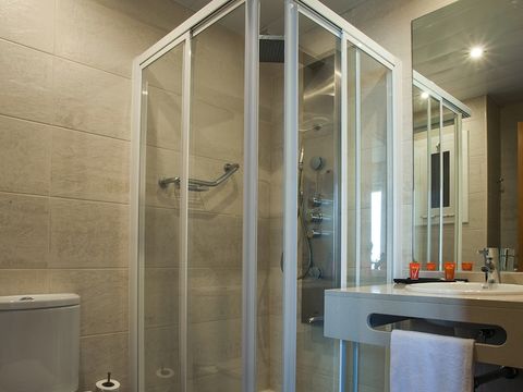 CHAMBRE 1 personne - CHAMBRE INDIVIDUELLE - BALCON - PETIT-DÉJEUNER INCLUS