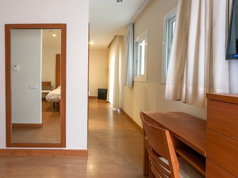 CHAMBRE 3 personnes - CHAMBRE DOUBLE + LIT D'APPOINT - BALCON - PETIT-DÉJEUNER INCLUS