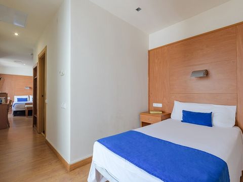 CHAMBRE 3 personnes - CHAMBRE DOUBLE + LIT D'APPOINT - BALCON - PETIT-DÉJEUNER INCLUS