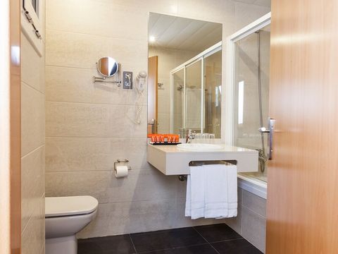 CHAMBRE 3 personnes - CHAMBRE DOUBLE + LIT D'APPOINT - BALCON - PETIT-DÉJEUNER INCLUS