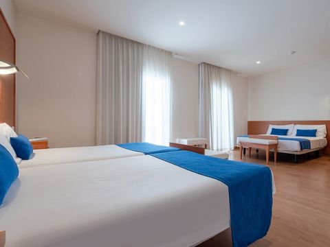 CHAMBRE 4 personnes - CHAMBRE QUADRUPLE - BALCON - PETIT-DÉJEUNER INCLUS