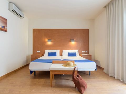 CHAMBRE 4 personnes - CHAMBRE QUADRUPLE - BALCON - PETIT-DÉJEUNER INCLUS