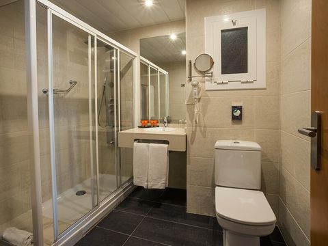 CHAMBRE 4 personnes - CHAMBRE QUADRUPLE - BALCON - PETIT-DÉJEUNER INCLUS