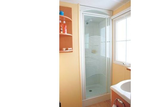 MOBILHOME 6 personnes - Classique | 3 Chambres | Capacité 6 personnes | Terrasse semi couverte | 1 Salle de bain | Climatisation