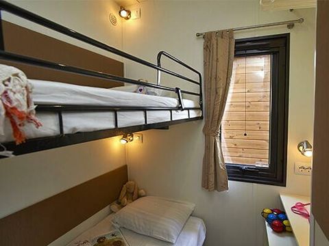 MOBILHOME 5 personnes - Comfort | 3 Chambres | Capacité 5 personnes | Terrasse surélevée | 1 Salle de bain | Climatisation