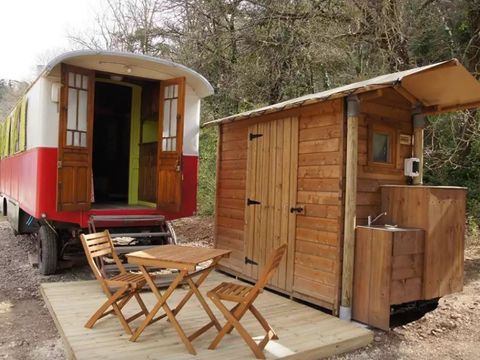 CHALET 2 personnes - Roulotte avec sanitaire 1ch 2 pers