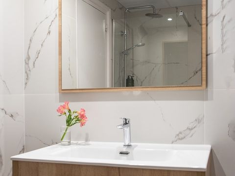 CHAMBRE 4 personnes - CHAMBRE QUADRUPLE - BALCON - PETIT-DÉJEUNER INCLUS