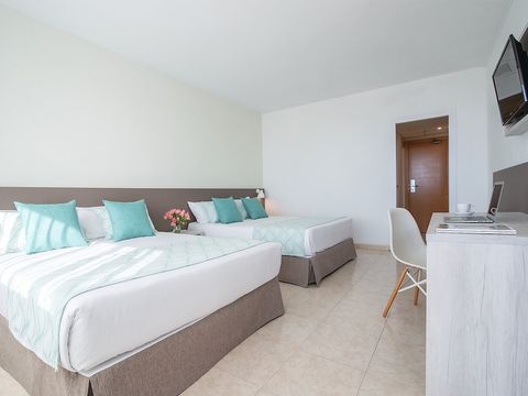 CHAMBRE 4 personnes - CHAMBRE QUADRUPLE - BALCON - PETIT-DÉJEUNER INCLUS