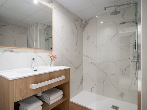 CHAMBRE 4 personnes - CHAMBRE QUADRUPLE - BALCON - PETIT-DÉJEUNER INCLUS