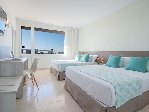 CHAMBRE 4 personnes - CHAMBRE QUADRUPLE - BALCON - PETIT-DÉJEUNER INCLUS