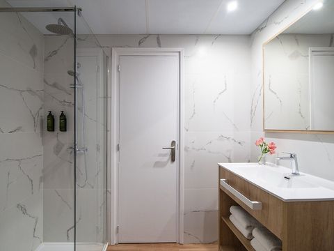 CHAMBRE 4 personnes - CHAMBRE QUADRUPLE SUPÉRIEUR - 2 ESPACES - BALCON - PETITDÉJEUNER INCLUS