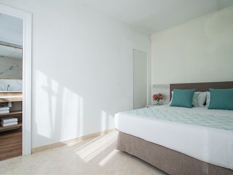 CHAMBRE 4 personnes - CHAMBRE QUADRUPLE SUPÉRIEUR - 2 ESPACES - BALCON - PETITDÉJEUNER INCLUS