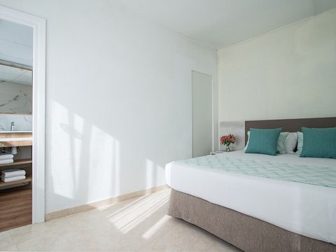 CHAMBRE 4 personnes - CHAMBRE QUADRUPLE SUPÉRIEUR - 2 ESPACES - BALCON - PETITDÉJEUNER INCLUS