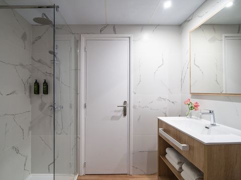 CHAMBRE 4 personnes - CHAMBRE QUADRUPLE SUPÉRIEUR - 2 ESPACES - BALCON - PETITDÉJEUNER INCLUS