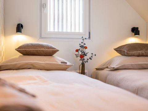 HÉBERGEMENT INSOLITE 4 personnes - Hébergement de luxe sur l'eau en Frise