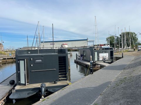 HÉBERGEMENT INSOLITE 4 personnes - Hébergement de luxe sur l'eau en Frise (41)