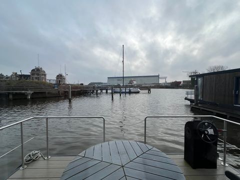 HÉBERGEMENT INSOLITE 4 personnes - Hébergement de luxe sur l'eau en Frise (41)