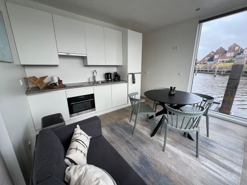 HÉBERGEMENT INSOLITE 4 personnes - Hébergement de luxe sur l'eau en Frise (41)