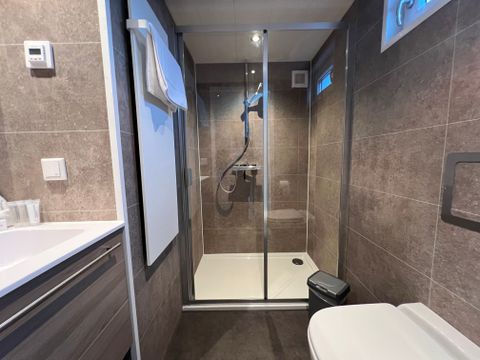 HÉBERGEMENT INSOLITE 4 personnes - Hébergement de luxe sur l'eau en Frise (41)