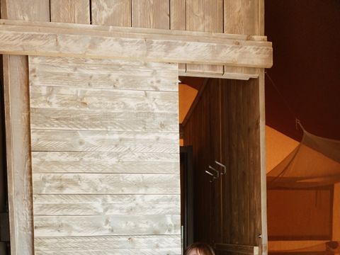 TENTE TOILE ET BOIS 4 personnes - y compris les installations sanitaires