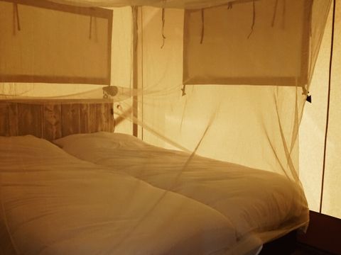 TENTE TOILE ET BOIS 4 personnes - y compris les installations sanitaires