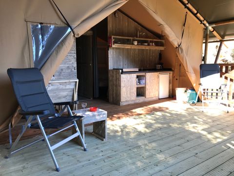TENTE TOILE ET BOIS 6 personnes - y compris les installations sanitaires