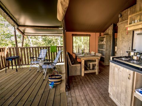 TENTE TOILE ET BOIS 6 personnes - y compris les installations sanitaires