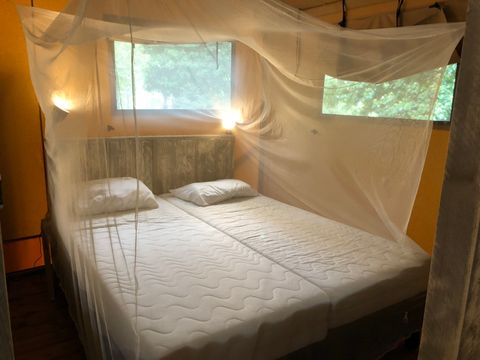 TENTE TOILE ET BOIS 6 personnes - y compris les installations sanitaires