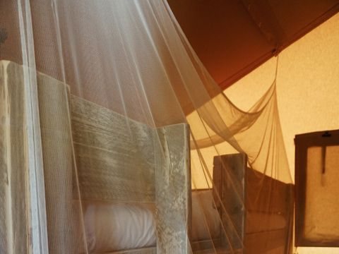 TENTE TOILE ET BOIS 6 personnes - y compris les installations sanitaires